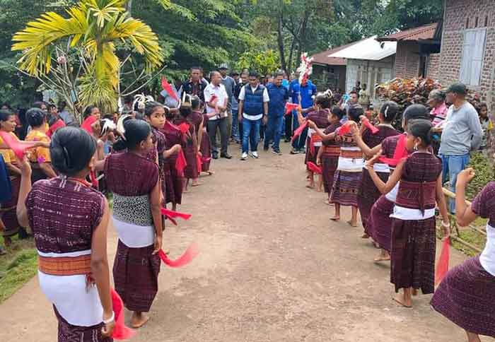 Ahmad Yohan dan rombongan disambut tarian oleh para penari di pintu masuk Desa Wailolong. (Foto: M-003)