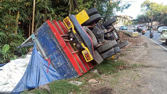 Di Kilometer 25 Ban Meledak, Truk Fuso Terguling, 20 Ton Tepung Tumpah di Bahu Jalan