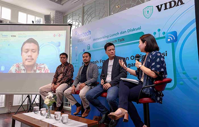 [VIDA] Fintech Talk, dari kiri: Fajar Maulana, Ahmad Taufik, Budi Santoso, John Son, Carolina Handjaja. (Foto: Istimewa)