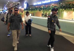 Petugas rudenim mengawal pendeportasian WNA Jepang yang ditemani suaminya
