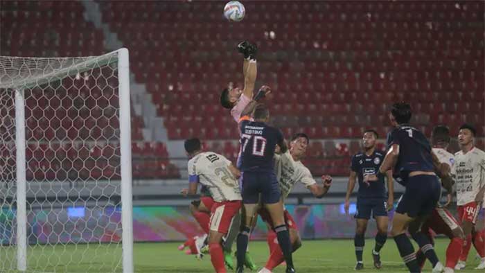 Laga Arema FC Vs Bali United di BRI Liga 1 2023/2024 di Stadion Kapten I Wayan Dipta, Gianya. (Foto: Bola.com/Alit Binawan).