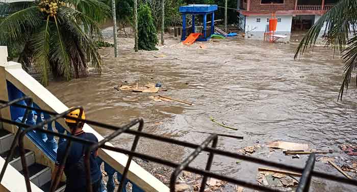 Proses pembersihan lumpur dan sampah usai diterjang banjir