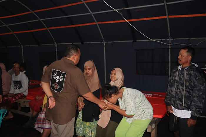 Bupati Jembrana I Nengah Tambah saat menyalurkan bantuan kepada warga terdampak banjir di Pengambengan., Jumat (7/7/2023) malam (Foto: M-011)