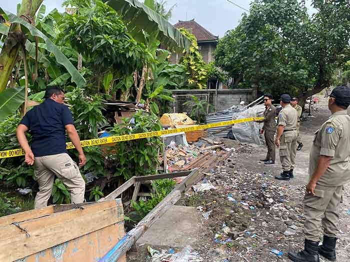 Satuan Polisi Pamong Praja saat memasang garis Satpol PP line di Jalan Muding Sari 100x Lingkungan Jambe, Kelurahan Kerobokan Kaja, Kecamatan Kuta Utara.