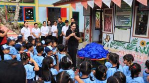 Ketua TP PKK Jembrana, Ny. Gusti Ketut Candrawati Tamba yang juga sebagai Bunda PAUD bersama Dinas Pendidikan menggelar Road Show “Bunda PAUD Menyapa dan Berbagi” disejumlah TK se Kabupaten Jembrana.