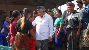 Bupati I Nengah Tamba bersama warga Banjar Sarikuning Desa Tukadaya Melaya, Jembrana. (Foto: M-011)