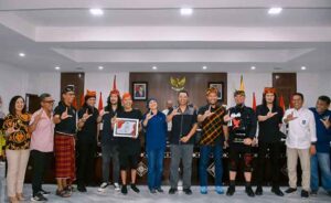 Gubernur NTB Zulkieflimansyah bersama personel grup musik Dewa 19 di kantor Gubernur, Jumat (30/6) malam lalu.