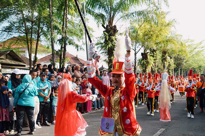 Peringatan tahun baru Islam 1445 Hijriah di Jembrana, Bali dimeriahkan dengan event Street Parade Drumband dari anak anak Madrasah Ibtidaiyah (MI). (Foto: M-011)