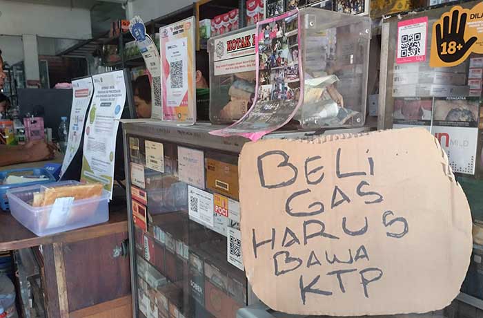 Beberapa toko dan pengecer tempel pengumuman beli gas harus bawa KTP. (Foto: M-007)