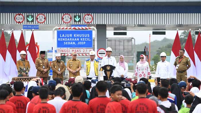 Presiden Jokowi didampingi Ibu Iriana Joko Widodo meresmikan jalan tol ruas Bengkulu-Taba Penanjung pada hari Kamis (20/7/2023), di Gerbang Tol Bengkulu-Taba Penanjung, Kota Bengkulu, Provinsi Bengkulu. (Foto: BPMI Setpres/Kris)