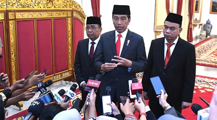 Presiden Jokowi saat memberikan keterangan selepas melantik Budi Arie Setiadi sebagai Menkominfo di Istana Negara, Jakarta, pada Senin, 17 Juli 2023. (Foto: BPMI Setpres/Kris)