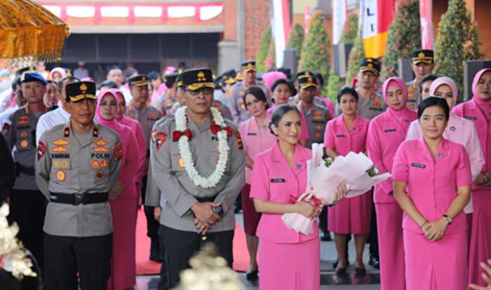 Pisah sambut Kapolda Bali dari pejabat lama Irjen Pol. Drs. Putu Jayan Danu Putra, S.H.,M.Si kepada pejabat baru Irjen Pol Ida Bagus Kade Putra Narendra S.I.K., M.Si di Mapolda Bali, Minggu (16/7/2023). (Foto: Istimewa)