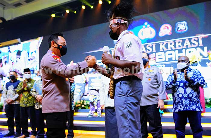 Jenderal Polisi Listyo Sigit Prabowo dan memberikan penghargaan kepada Karel Dadimu. (Foto: Humas Polri)
