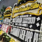 Karangan bunga duka cita di rumah duka Anggota DPR RI Bambang Kristiono. (Foto: detikcom/Annisa Aulia Rahim)