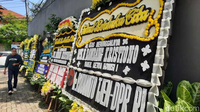 Karangan bunga duka cita di rumah duka Anggota DPR RI Bambang Kristiono. (Foto: detikcom/Annisa Aulia Rahim)