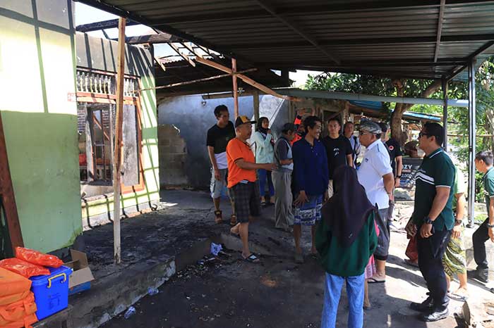 Bupati Jembrana I Nengah Tamba saat memberikan bantuan kepada warga korban kebakaran di Desa Cupel. (Foto: M-011)