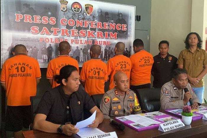 Kapolres Pulau Buru AKBP Nur Rahman dalam Konferensi Pers di Gedung Sat Reskrim Polres Pulau Buru, Kamis (13/72023). Foto Humas Polres Pulau Buru. (Foto:\M-009)