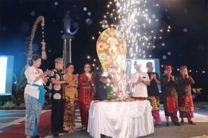 Pembukaan Lovina Festival 2023 oleh Pj. Bupati Buleleng Ketut Lihadnyana didampingi oleh Direktur Event Daerah Kemenparekraf Reza Fahlevi, Kepala Biro Komunikasi Kemenparekraf I Gusti Ayu Dewi Hendriyani dan tamu undangan lainnya di Pantai Binaria Lovina, Jumat (21/7/2023). (Foto: Humas Pemkab Buleleng)
