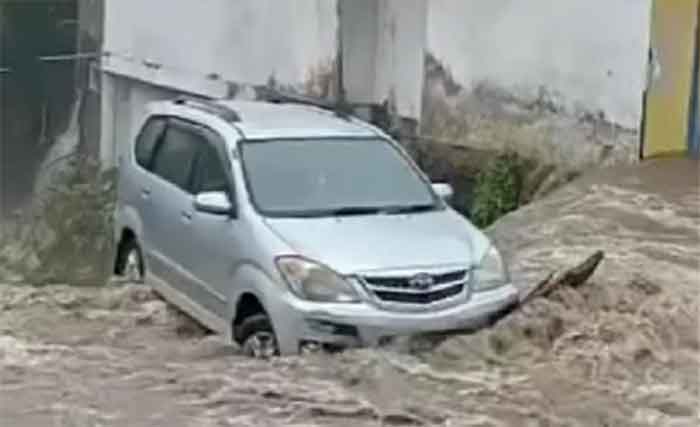 Mobil hanyut di Tabanan Bali banjir