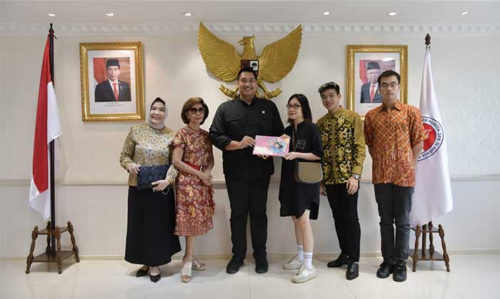 Menpora Dito Ariotedjo saat menerima kunjungan pencipta lagu ASEAN Para Sports, Natalia Sutrisno Tjahja, Kamis (13/7/2023)