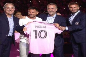 Lionel Messi saat diperkenalkan sebagai pemain baru Inter Miami di depan puluhan ribu penggemar di Stadion DRV PNK, Senin (17/7/2023) (Foto: DailyMail)