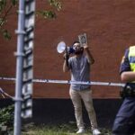 Salwan Momika membakar Al Quran di depan masjid terbesar di ibu kota Swedia, Stockholm, pada Rabu (28/6/2023). (Foto: AFP)