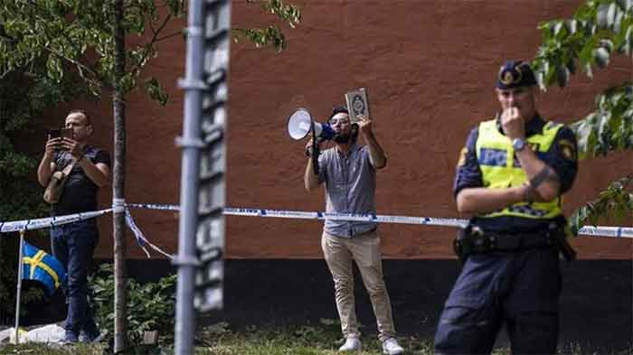 Salwan Momika membakar Al Quran di depan masjid terbesar di ibu kota Swedia, Stockholm, pada Rabu (28/6/2023). (Foto: AFP)