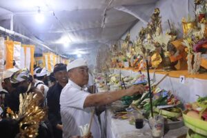 Bupati Jembrana I Nengah Tamba bersama jajaran Forkopimda hadir dalam upacara Pengabenan Kolektif bertempat di Bangsal Pengabenan Kolektif Desa Adat Yehembang, Senin (10/7/2023). (Foto: M-011)