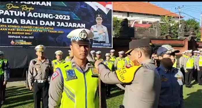 Kapolda Bali Irjen Pol Putu Jayan Danu Putra S.H., M.Si., bertindak sebagai pimpinan apel dan dihadiri Waka Polda Brigjen Pol Drs. Ketut Suardana M.Si., didampingi seluruh PJU Polda, serta seluruh pejabat Ops dan personel yang terlibat Ops Patuh Agung 2023. (Foto: Humas Polri)