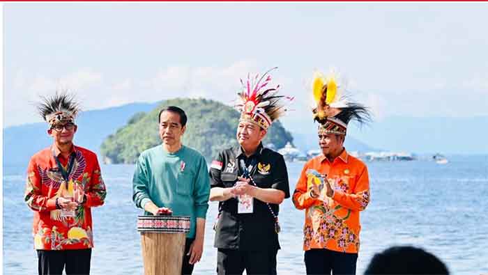 Presiden Joko Widodo secara resmi membuka Papua Street Carnival yang digelar di area Kantor Gubernur Papua, Kota Jayapura pada Jumat, 7 Juli 2023. (Foto: BPMI Setpres/Laily Rachev)