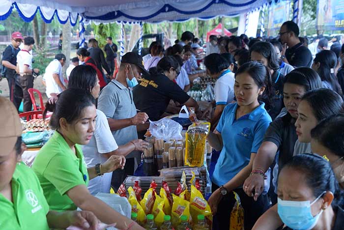 Suasana pasar murah yang digelar oleh pemkab Jembrana. (Foto: M-011)