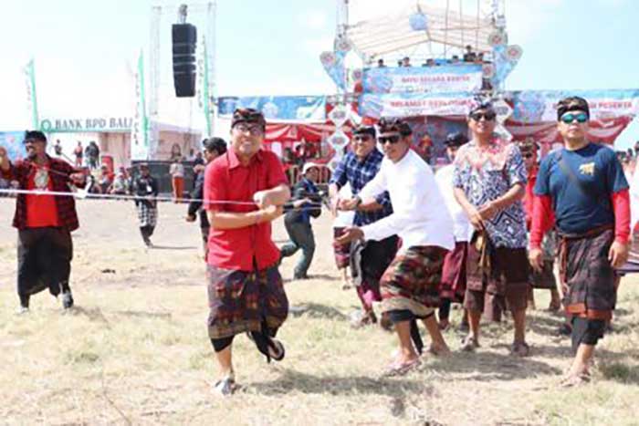 Wakil Wali Kota Denpasar, I Kadek Agus Arya Wibawa, secara resmi membuka Festival Layang-layang Bali ke-2 tahun 2023 di Pantai Padang Galak, Kesiman, Denpasar, Minggu (23/7).