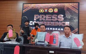 Kasat Reskrim Polres Jembrana AKP Androyuan Elim press release kasus pencurian di sembilan SDN, Rabu (5/7/2023). (Foto: Istimewa)