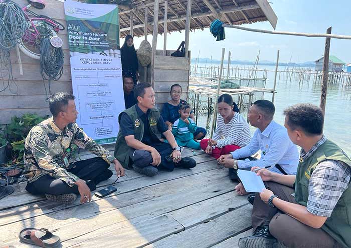 Kejaksaan Tinggi Kepulauan Riau menyapa Kelompok Masyarakat Miskin & Rentan yang bermukim di pesisir pantai Pulau Pulau di Kabupaten Lingga