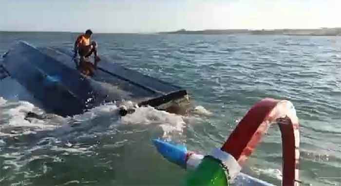Kapal motor Ryang terbalik di perairan Gianyar akibat dihantam ombak.