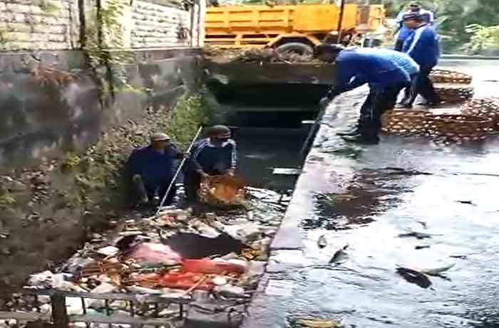 Pasukan Biru Prokasih DPUPR Kota Denpasar membersihkan sampah di saluran air. (Foto: Istimewa)