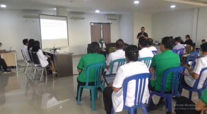 Narasumber dari BPJS Kesehatan Kantor Cabang Denpasar menyampaikan materi.
