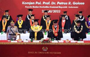 Acara prosesi pengukuhan Komjen Pol. Petrus Reinhard Golose sebagai Guru Besar Sekolah Tinggi Ilmu Kepolisian (STIK)/Perguruan Tinggi Ilmu Kepolisian (PTIK). (Foto: Humas Polri)