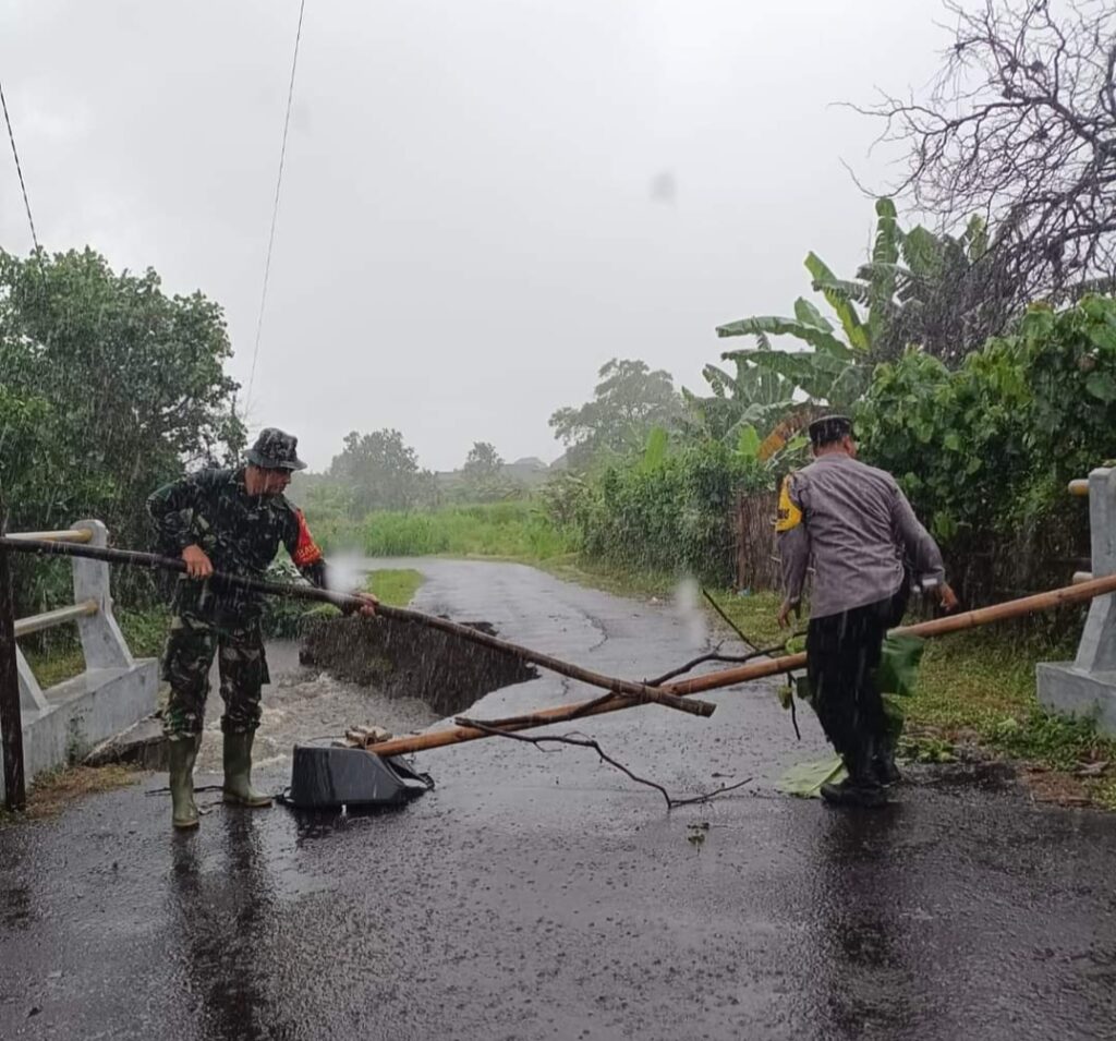 Bhabinkamtibmas bersama anggota TNI menutup akses jalan/jembatan menggunakan bambu di Desa Kusamba, Kecamatan Dawan, Klungkung.