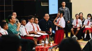 Presiden Joko Widodo bertemu dengan anak-anak pelajar Papua di Ballroom Cendrawasih, Swiss-Belhotel, Kota Jayapura, Provinsi Papua pada Jumat (7/7/2023) (Foto: BPMI Setpres/Laily Rachev)