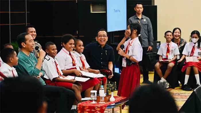 Presiden Joko Widodo bertemu dengan anak-anak pelajar Papua di Ballroom Cendrawasih, Swiss-Belhotel, Kota Jayapura, Provinsi Papua pada Jumat (7/7/2023) (Foto: BPMI Setpres/Laily Rachev)