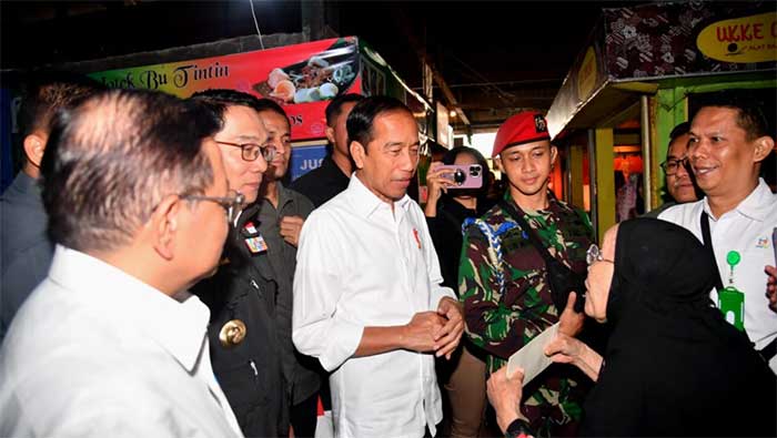 Presiden Jokowi menyambangi warung nasi legendaris Bu Eha di Pasar Cihapit, Kota Bandung, pada Rabu (12/7/2023). (Foto: BPMI Setpres/Rusman)