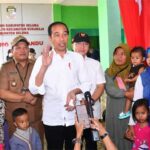 Presiden Jokowi bersama Ibu Iriana Joko Widodo meninjau kegiatan upaya penurunan stunting yang dilakukan di Posyandu Sarimulyo, Kabupaten Seluma, Provinsi Bengkulu, Jumat (21/7/ 2023. (Foto: BPMI Setpres/Rusman)