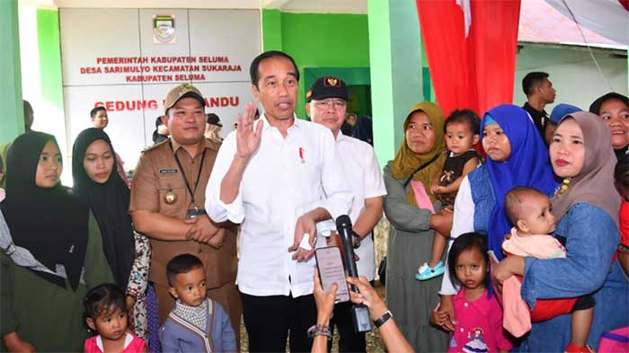 Presiden Jokowi bersama Ibu Iriana Joko Widodo meninjau kegiatan upaya penurunan stunting yang dilakukan di Posyandu Sarimulyo, Kabupaten Seluma, Provinsi Bengkulu, Jumat (21/7/ 2023. (Foto: BPMI Setpres/Rusman)