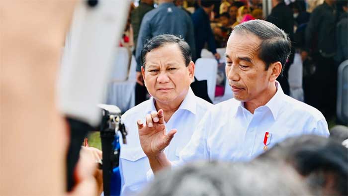 Presiden Jokowi menyampaikan keterangannya setelah meninjau Pasar Rakyat yang digelar di Lapangan Rampal, Kota Malang, Provinsi Jawa Timur pada Senin sore, (24/7/2023). (Foto: BPMI Setpres/Laily Rachev)