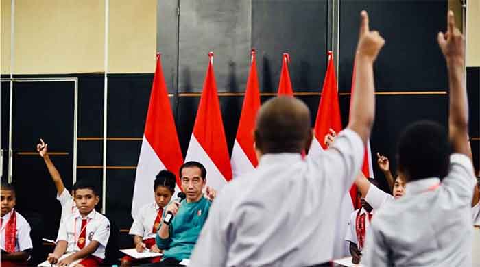 Presiden Joko Widodo memberikan kuis matematika berhadiah sepeda kepada anak-anak pelajar Papua di Ballroom Cendrawasih, Swiss-Belhotel, Kota Jayapura, Provinsi Papua pada Jumat (7/7/2023). (Foto: BPMI Setpres/Laily Rachev)