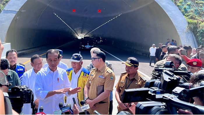 Presiden Joko Widodo menyampaikan keterangannya kepada awak media usai peresmian Jalan Tol Cileunyi-Sumedang-Dawuan (Cisumdawu) di Kabupaten Sumedang, Provinsi Jawa Barat, pada Selasa (11/7/2023). Foto: Foto: BPMI Setpres/Laily Rachev)