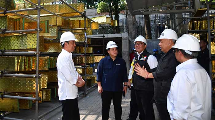 Presiden Jokowi meninjau pembuatan bilah-bilang sayap garuda Istana Kepresidenan Ibu Kota Nusantara (IKN) di Workshop Siluet Nyoman Nuarta yang terletak di NuArt Sculpture Park, Kabupaten Bandung Barat, Provinsi Jawa Barat, pada Rabu, 12 Juli 2023. (Foto: BPMI Setpres/Rusman)