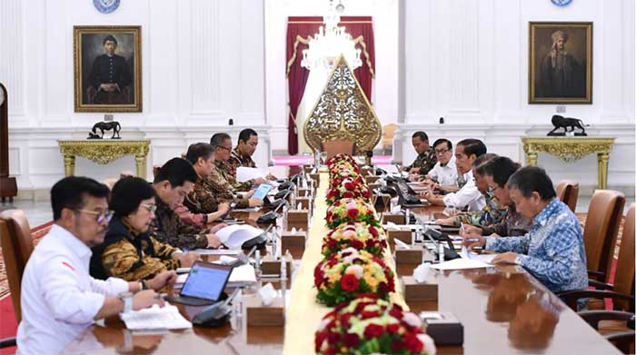 Presiden Jokowi menggelar rapat terbatas bersama jajarannya di Istana Merdeka, Jakarta, pada Kamis, 13 Juli 2023. (Foto: BPMI Setpres/Muchlis Jr)