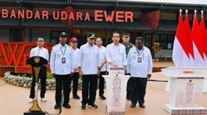 Presiden Joko Widodo meresmikan Bandar Udara Ewer di Kabupaten Asmat, Provinsi Papua Selatan, pada Kamis (6/7/2023). (Foto: BPMI Setpres/Laily Rachev)